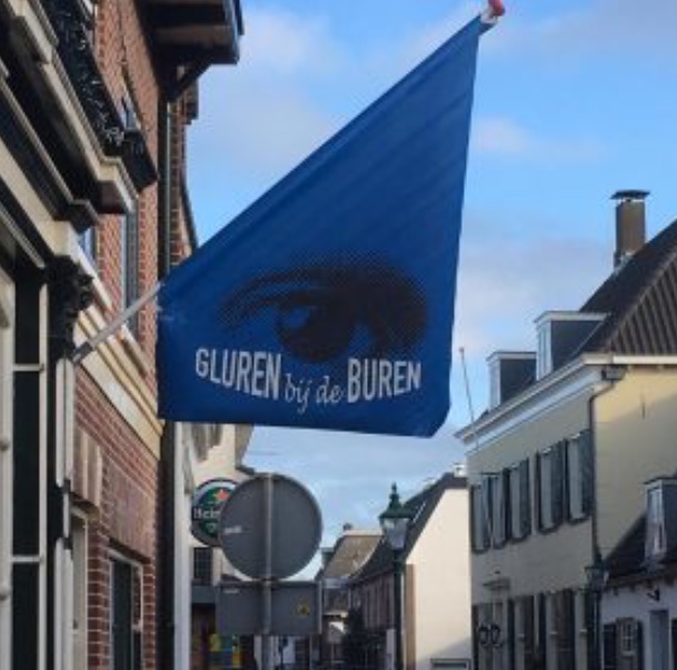 Gluren bij de buren